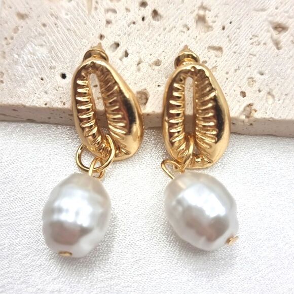 New Golden Seashell Pearl Drop Earrings - Picture 4 of 7